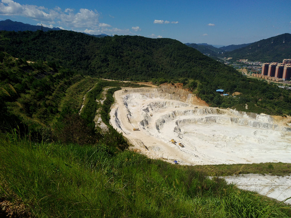 龍巖高嶺土有限公司東宮下高嶺土礦爆破施工項目